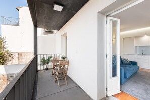 Outdoor dining - GuestReady - Over the Bridge (Porto)