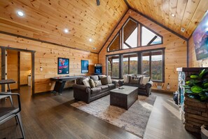 Smart TV, chimenea, videojuegos