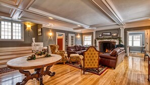 Smart TV, fireplace, DVD player, ping pong