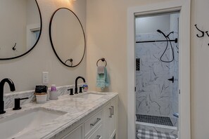 Combined shower/bathtub, hair dryer, towels, soap - "Reel Time"  All set up for a family of up to 8! (Denison)