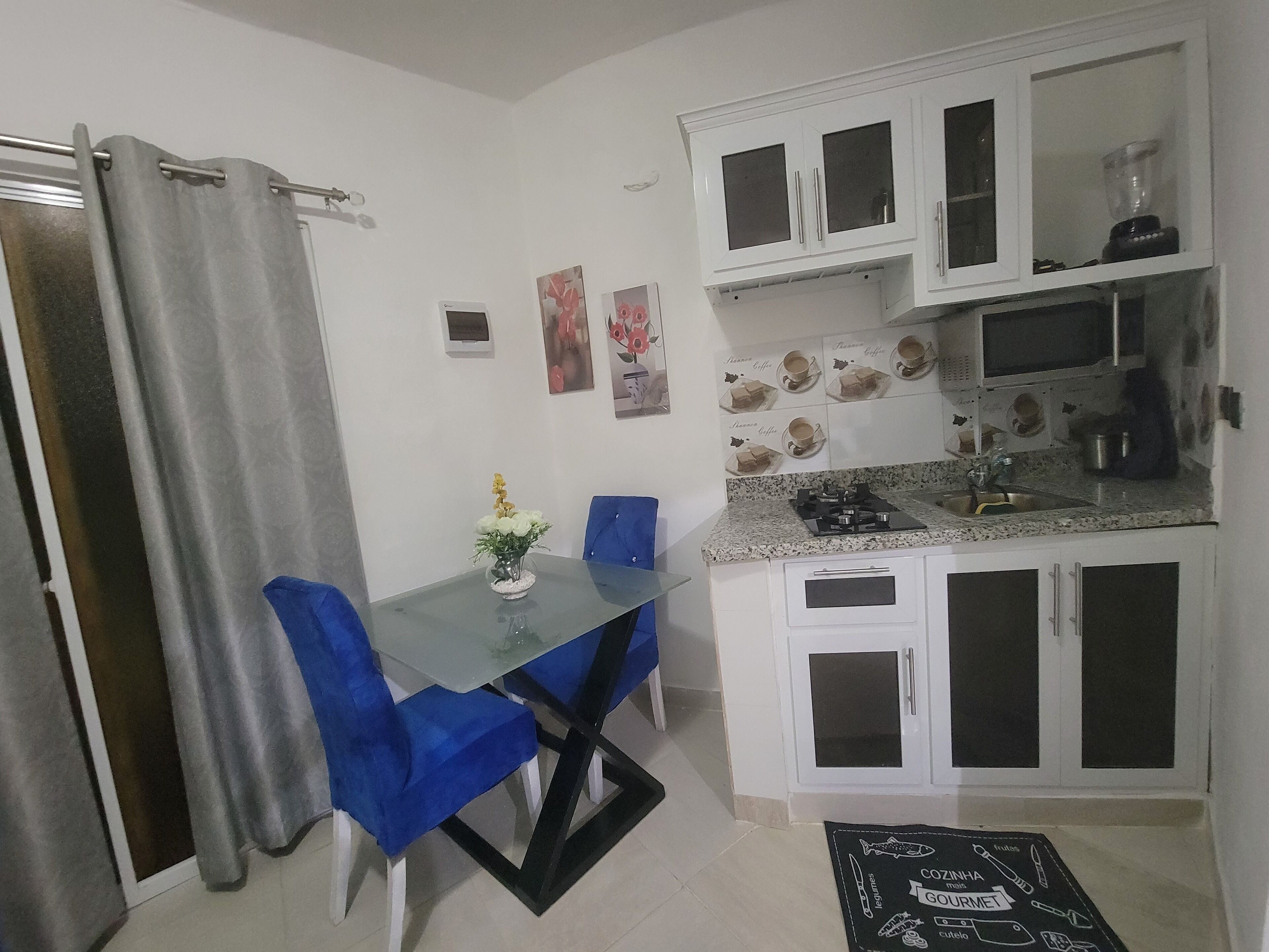 Refrigerador, microondas, cafetera y tetera y tetera eléctrica 