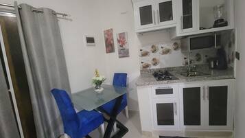 Réfrigérateur, micro-ondes, cafetiÚre/bouilloire, bouilloire électrique