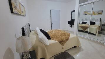 1 habitación, tabla de planchar con plancha, wifi y ropa de cama