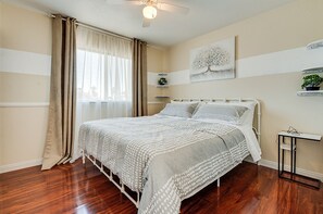 4 bedrooms, free WiFi - Beautiful 4bedroom,3bath ,5bed,2 sleep sofa,10 min Downtown,Pool,Hot Tub! Game ! (Las Vegas)