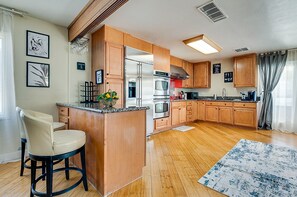 Réfrigérateur, micro-ondes, plaque de cuisson, lave-vaisselle