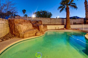 Outdoor pool - Beautiful 4bedroom,3bath ,5bed,2 sleep sofa,10 min Downtown,Pool,Hot Tub! Game ! (Las Vegas)
