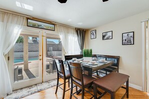 Dining - Beautiful 4bedroom,3bath ,5bed,2 sleep sofa,10 min Downtown,Pool,Hot Tub! Game ! (Las Vegas)