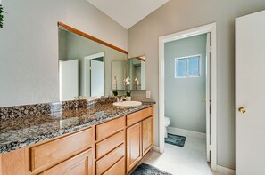 Bathtub, shampoo - Beautiful 4bedroom,3bath ,5bed,2 sleep sofa,10 min Downtown,Pool,Hot Tub! Game ! (Las Vegas)