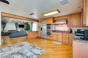 Refrigerador, microondas, parrilla de estufa y lavavajillas 
