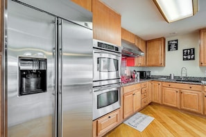 Kühlschrank, Mikrowelle, Wasserkocher mit Kaffee-/Teezubehör