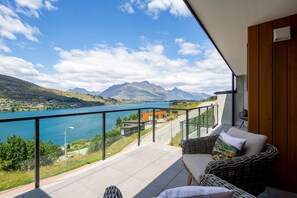 Terrace/patio - 4 BDR Home, Captivating Lake views, BBQ, A/C, Garage, Unlimited Free Wifi, Smart TV (Queenstown)