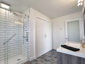 Shower, hair dryer, towels, soap - Perfect place! Short term + Long term rental, Super view, Free coffee/tea+more! (Caraquet)