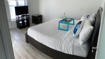 3 habitaciones, escritorio y tabla de planchar con plancha