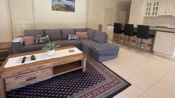 Smart TV, pebolim, mesa de pingue-pongue, livros