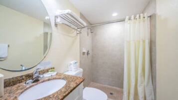 Duschwanne, Haartrockner, Handtücher