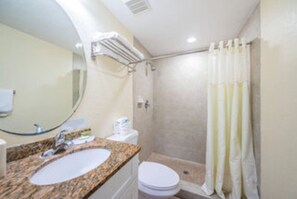 Tina con regadera, secadora de cabello, toallas 