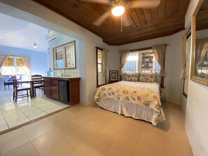2 bedrooms, WiFi - In the heart of West End, Roatan - Mariposa Lodge - Unit 3 (West End)