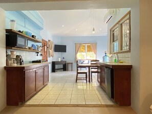 Fridge, microwave, electric kettle, toaster - In the heart of West End, Roatan - Mariposa Lodge - Unit 3 (West End)