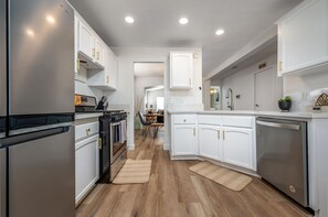 Fridge, microwave, oven, stovetop - Private Hilltop Beauty in a Rural Setting (Lake Elsinore)