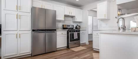 Refrigerador, microondas, horno, placa de cocina