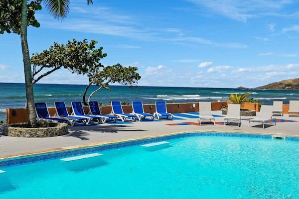 Een buitenzwembad, open van 08.00 uur tot 20.00 uur, en ligstoelen