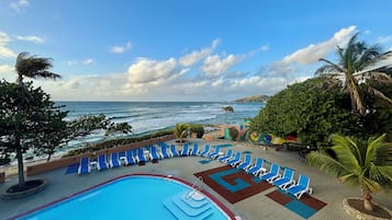 Piscina externa, funciona das 8h às 20h, espreguiçadeiras