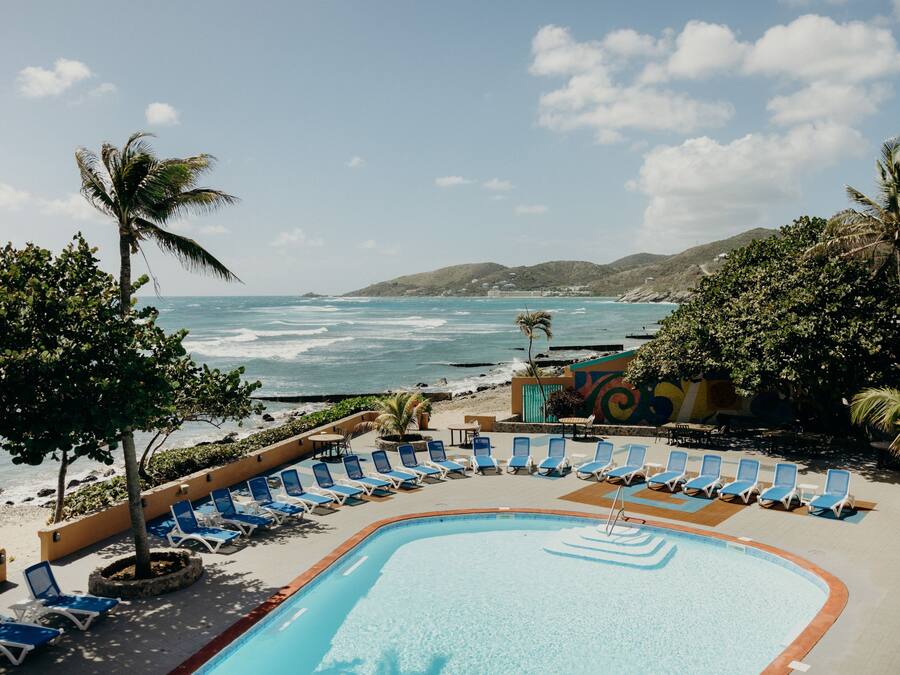 室外游泳池,開放時間為 08:00 至 20:00,提供日光浴躺椅