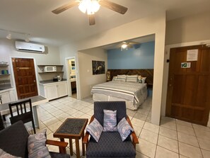 1 bedroom, in-room safe, WiFi, bed sheets - In the heart of West End, Roatan - Mariposa Lodge - Unit 4 (West End)