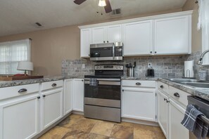 Køleskab, mikrobølgeovn, ovn, kogeplade