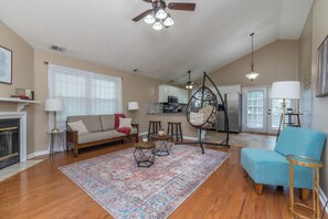 Smart TV, books - Relaxing | Hot Tub | Fire Pit | S’mores | Garage (LEXINGTON)