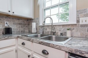 Fridge, microwave, oven, stovetop - Relaxing | Hot Tub | Fire Pit | S’mores | Garage (LEXINGTON)