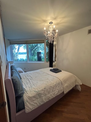 3 bedrooms, desk, WiFi, bed sheets