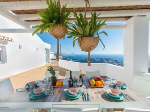 Outdoor dining - Beautiful private villa for 6 guests with WIFI, private pool, A/C, TV and patio (Almuñécar)