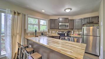 Fridge, microwave, stovetop, dishwasher