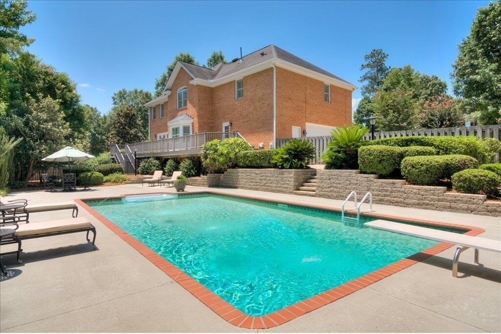 Stately colonial minutes from Augusta National golf course w/pool, movie theatre