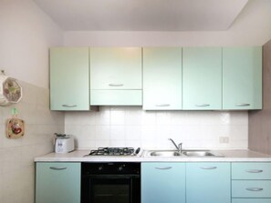 Kühlschrank, Ofen, Kochgeschirr/Geschirr/Besteck