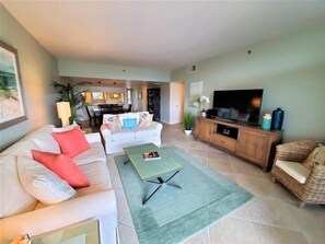 Smart TV, DVD player, books - Beachplace building 4 unit 503 by FVC (Longboat Key)
