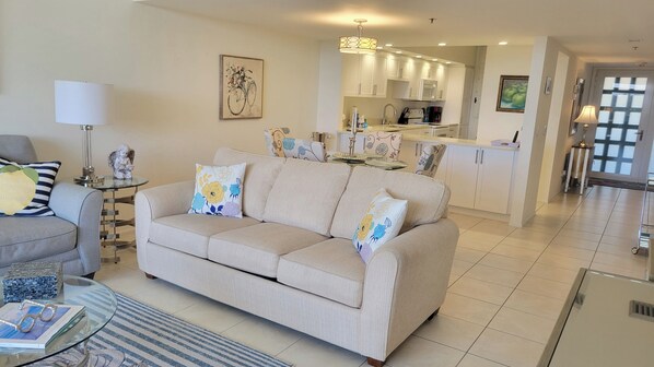 Smart TV, books, printers - Beachplace 10-402 by FVC (Longboat Key)