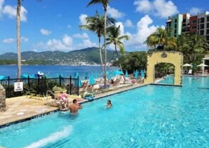 حمّام سباحة خارجي، حمّام سباحة لا متناهي