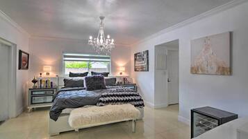 4 bedrooms, desk, iron/ironing board, travel crib