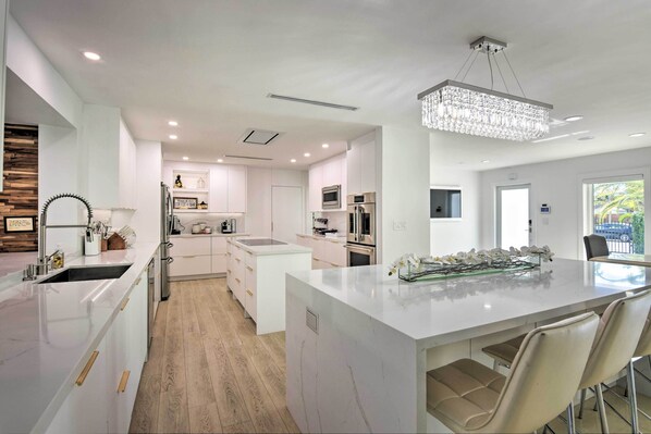 ميكروويف، موقد طهي مسطح، غسالة أطباق، ماكينة لصنع القهوة/الشاي