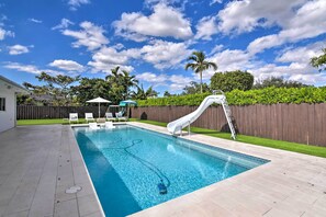 حمّام سباحة مُدفَّأ