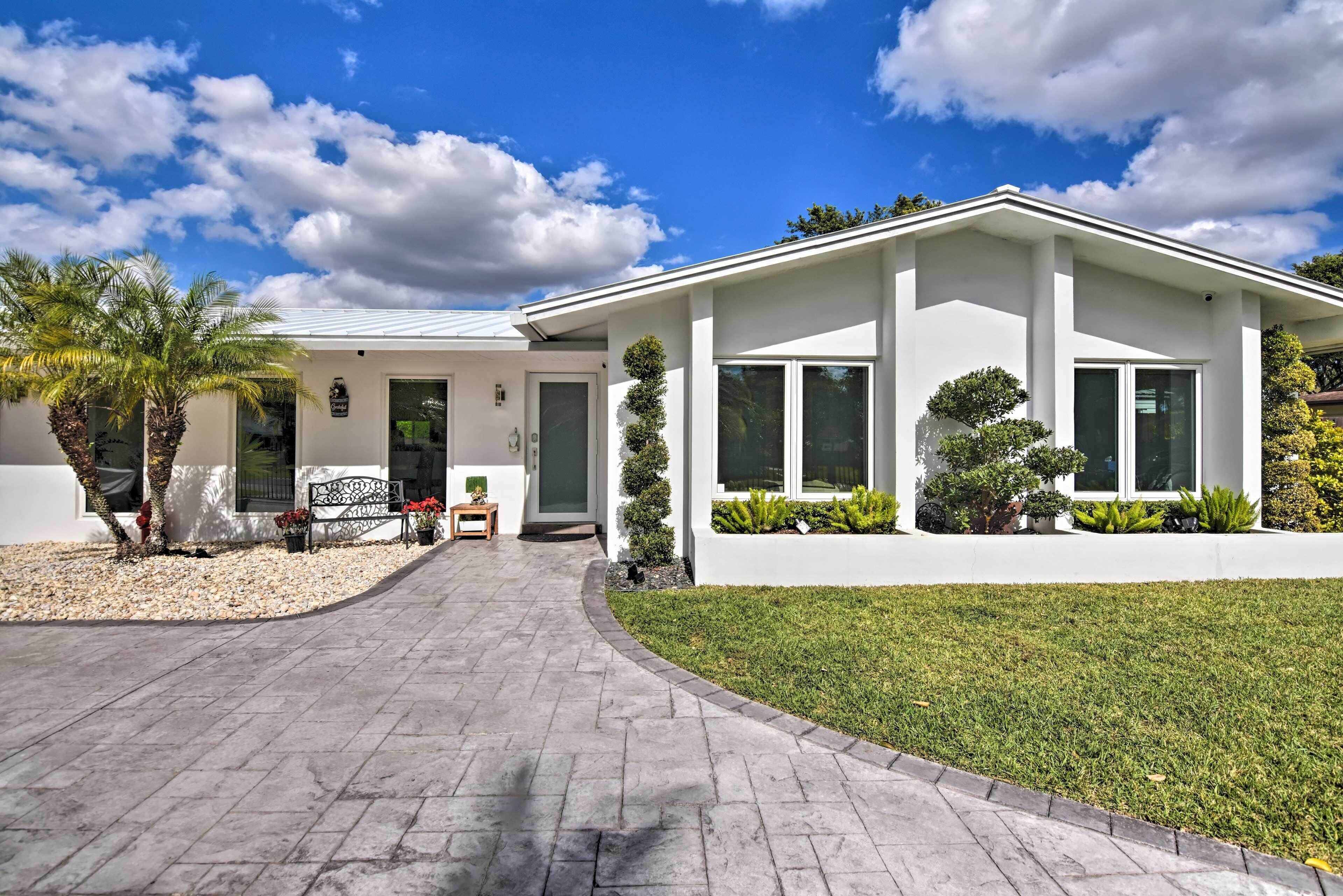 Miami Home: Outdoor Pool w/ Slide & Fire Pit!
