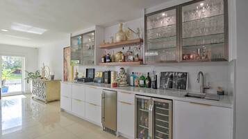 Microwave, stovetop, dishwasher, coffee/tea maker