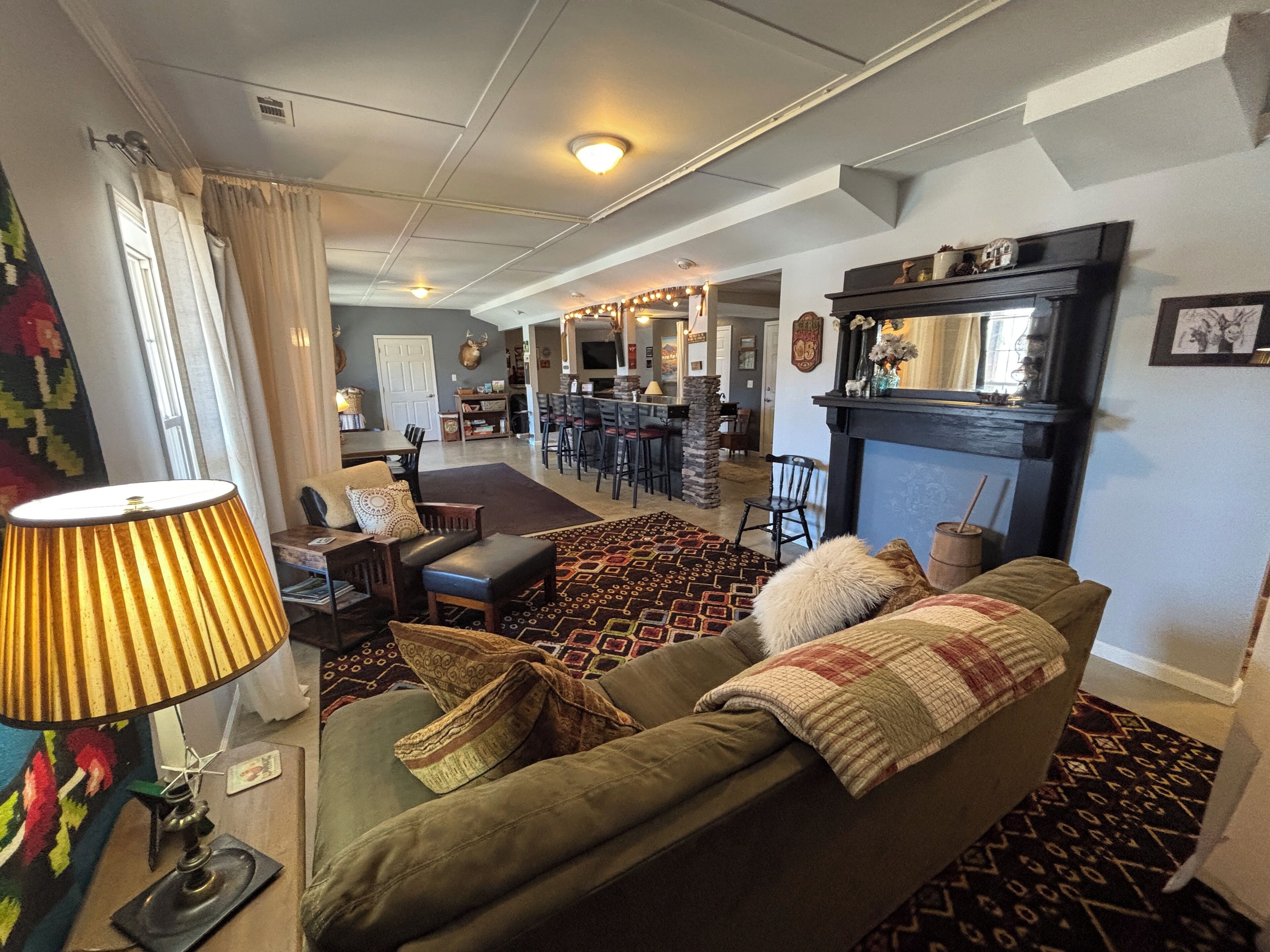 Smart TV, lareira, pebolim, mesa de pingue-pongue