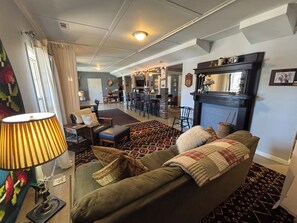 Smart TV, fireplace, table football, ping pong - Breathtaking Mountainside Farm Resort -10 min to VA TECH, 20 to Aquatic Center (Blacksburg)