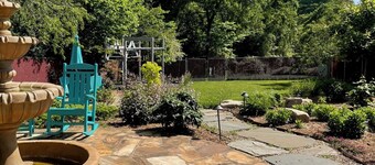 Sunset Cottage Blocks from Downtown