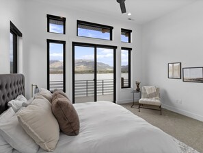 5 habitaciones, tabla de planchar con plancha y cuna de viaje