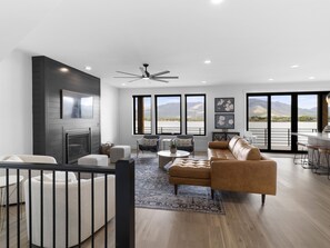 Smart TV, fireplace - Luxury Lakefront Ski Home Close to 3 Epic Ski Resorts ⛷️ (Huntsville)