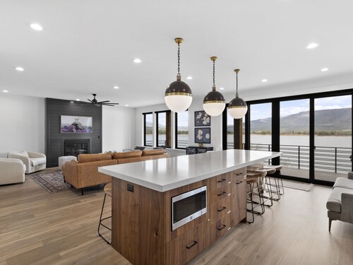 Luxury Lakefront Ski Home Close to 3 Epic Ski Resorts ⛷️